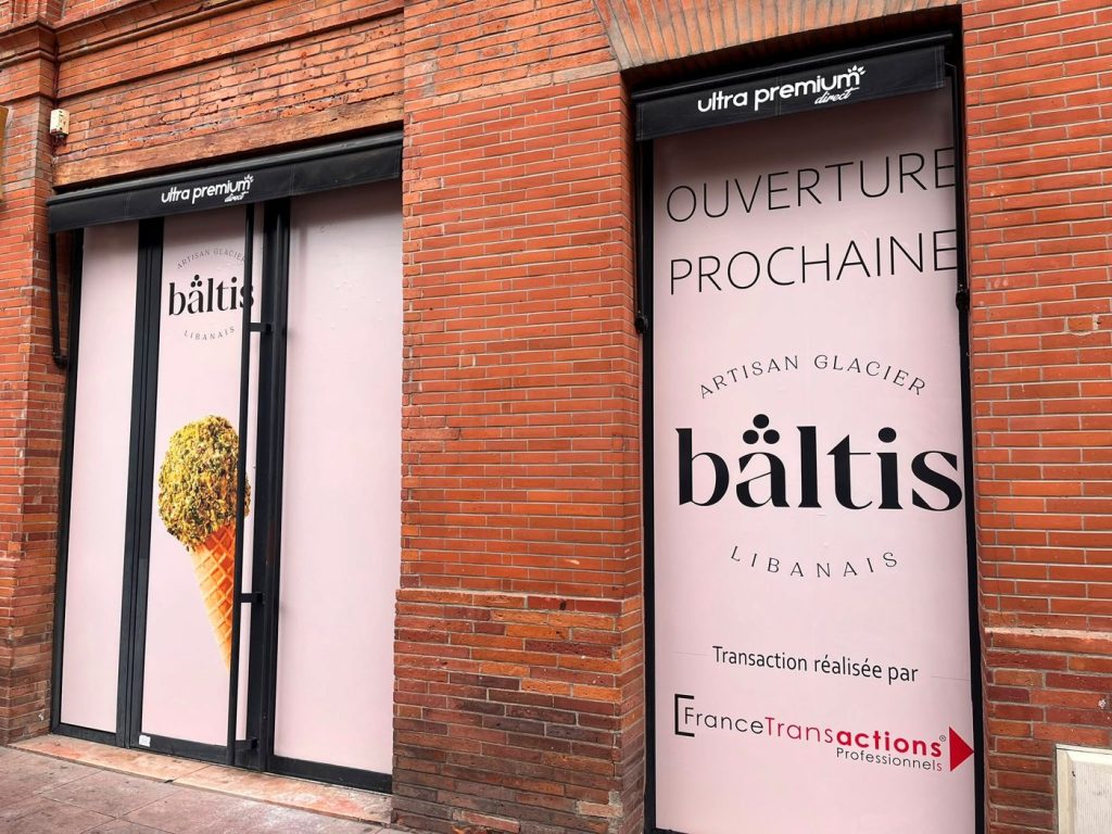 Sticker d'ouverture sur les vitrines de Bältis, artisan glacier libanais à Toulouse