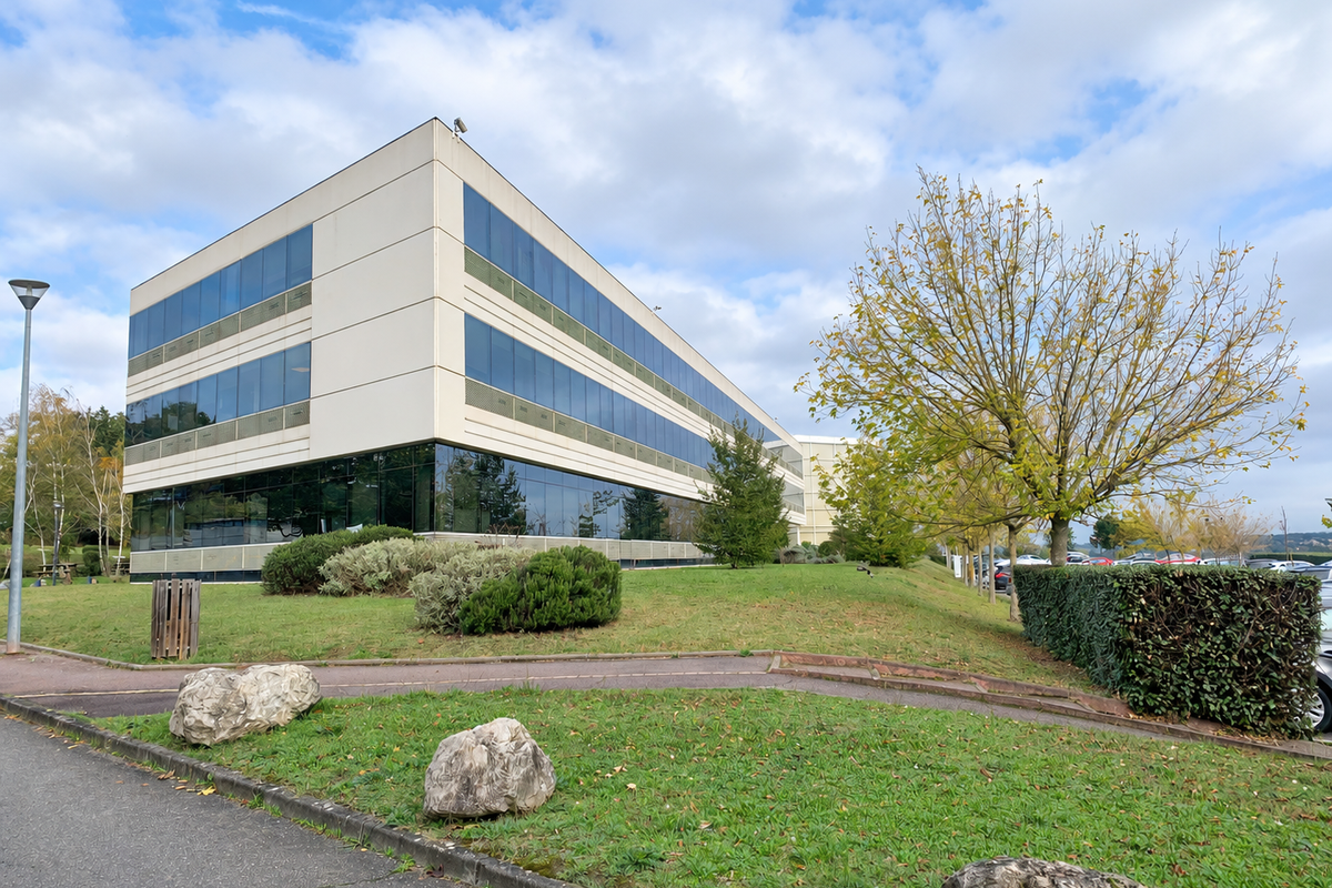 Immeuble de bureaux entouré d’espaces verts à Toulouse