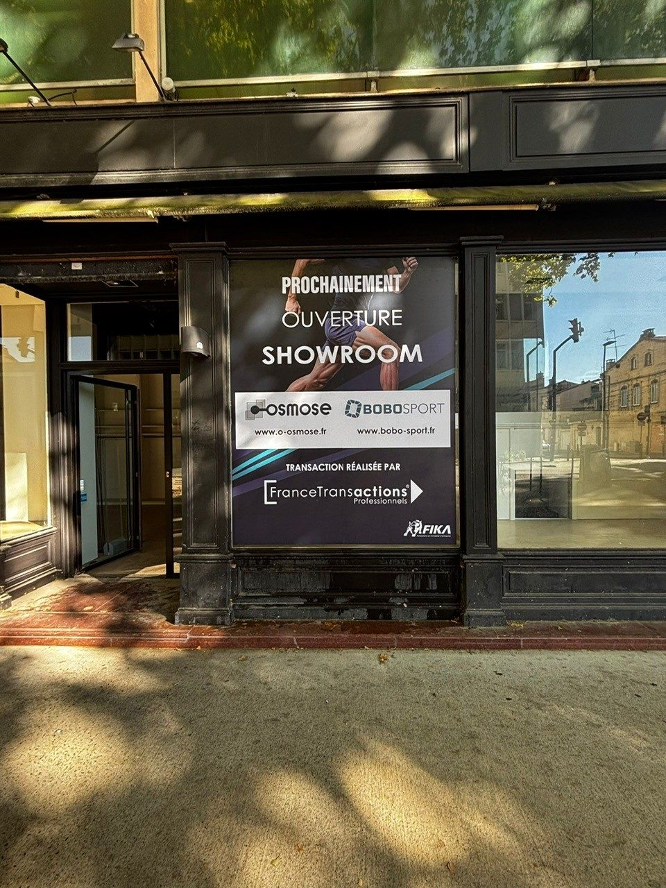Vitrine annonçant l'ouverture du showroom Osmose et Bobo Sport à Toulouse